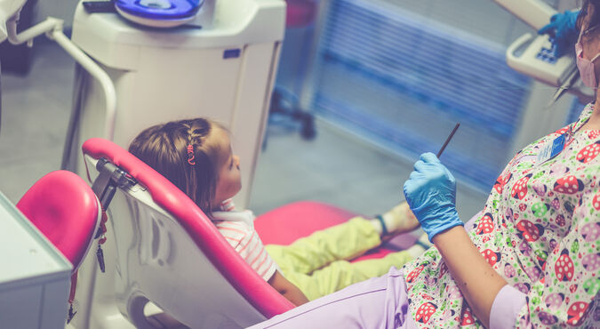 Criança em sua primeira visita ao dentista