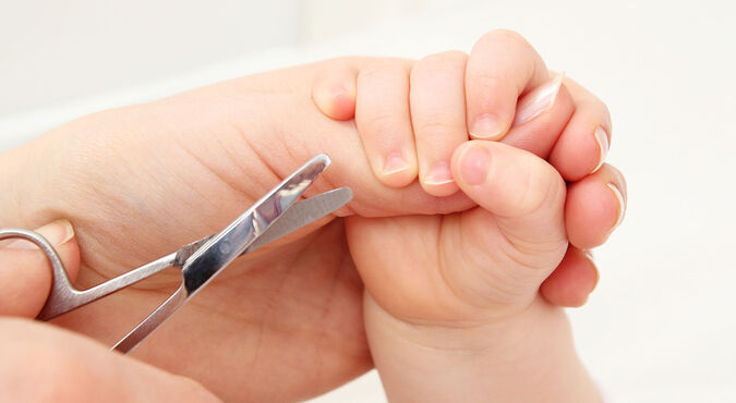 Cortar as unhas do bebê