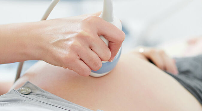 Mulher realizando ultrassom durante a gestação
