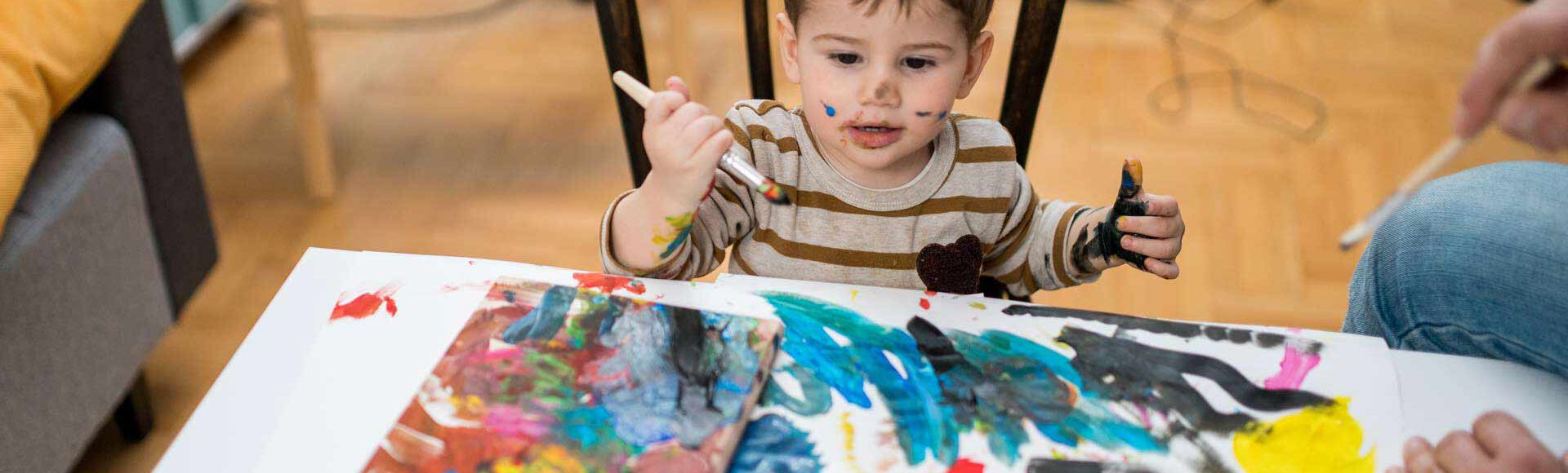 Criança pintando com tinta
