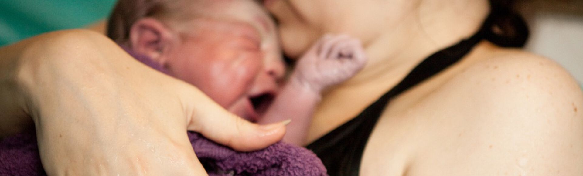 Gestante com recém-nascido em parto humanizado em banheira