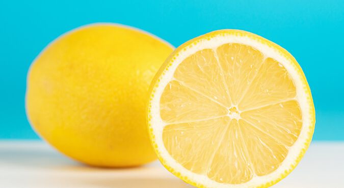 limão cortado ao meio