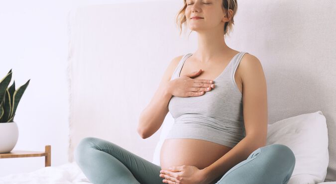 Mulher grávida meditando