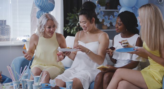 Mulheres reunidas em comemoração de chá de bebê com decoração em tons de azul celeste