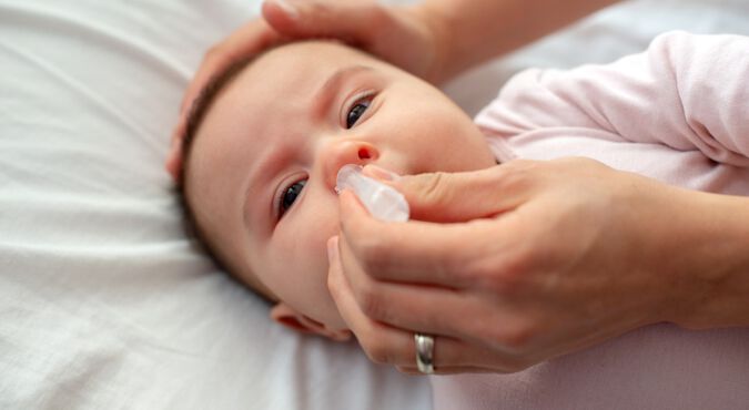 Limpeza nasal de recém-nascido