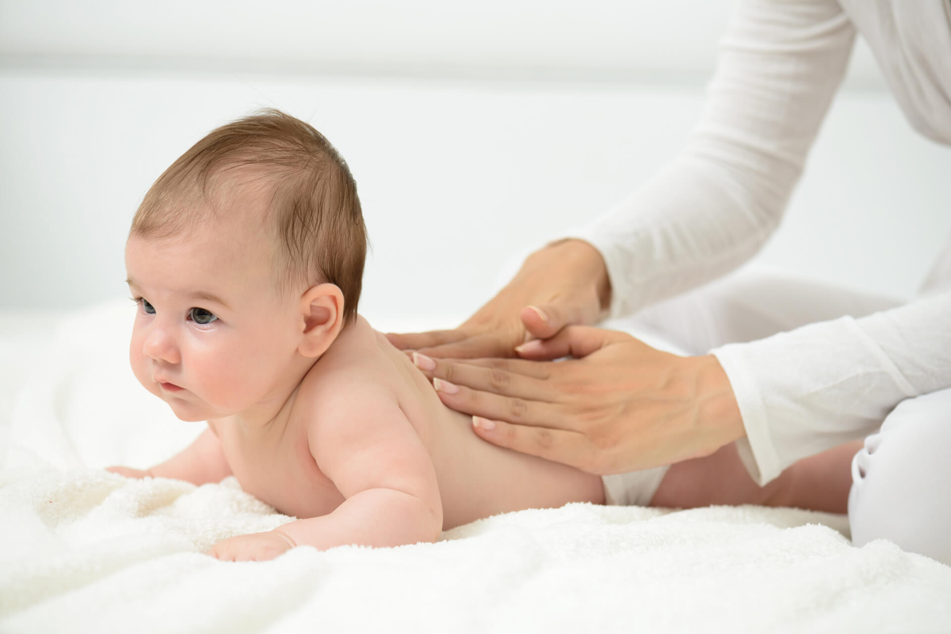 Bebê recebe abraço tipo massagem infantil da mamãe