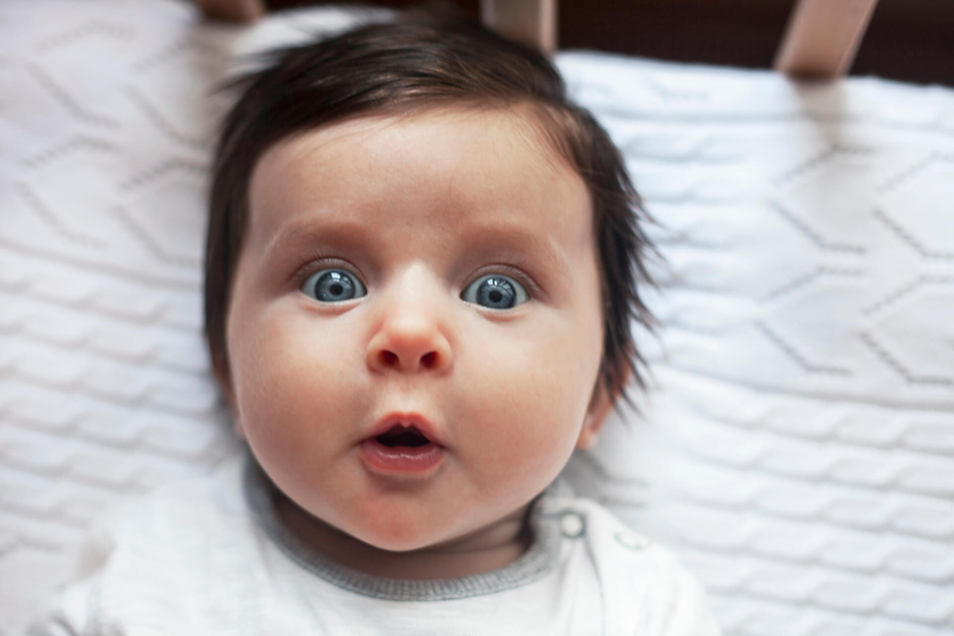 Bebê olhar marcante durante troxa de fraldas