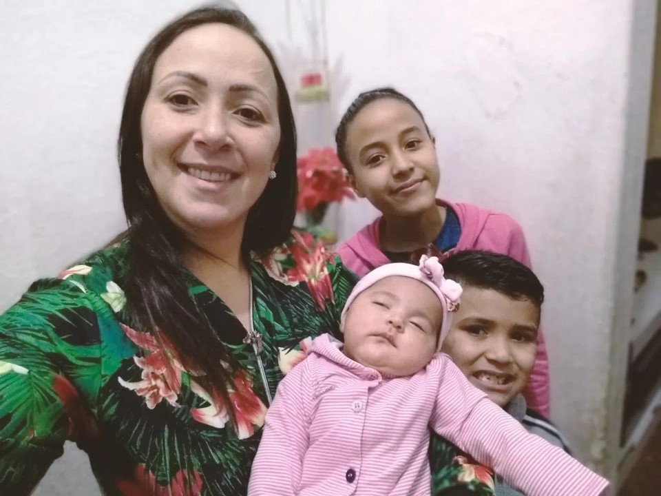 Flávi e 3 filhos pequenos beneficiados pelas ações da Huggies