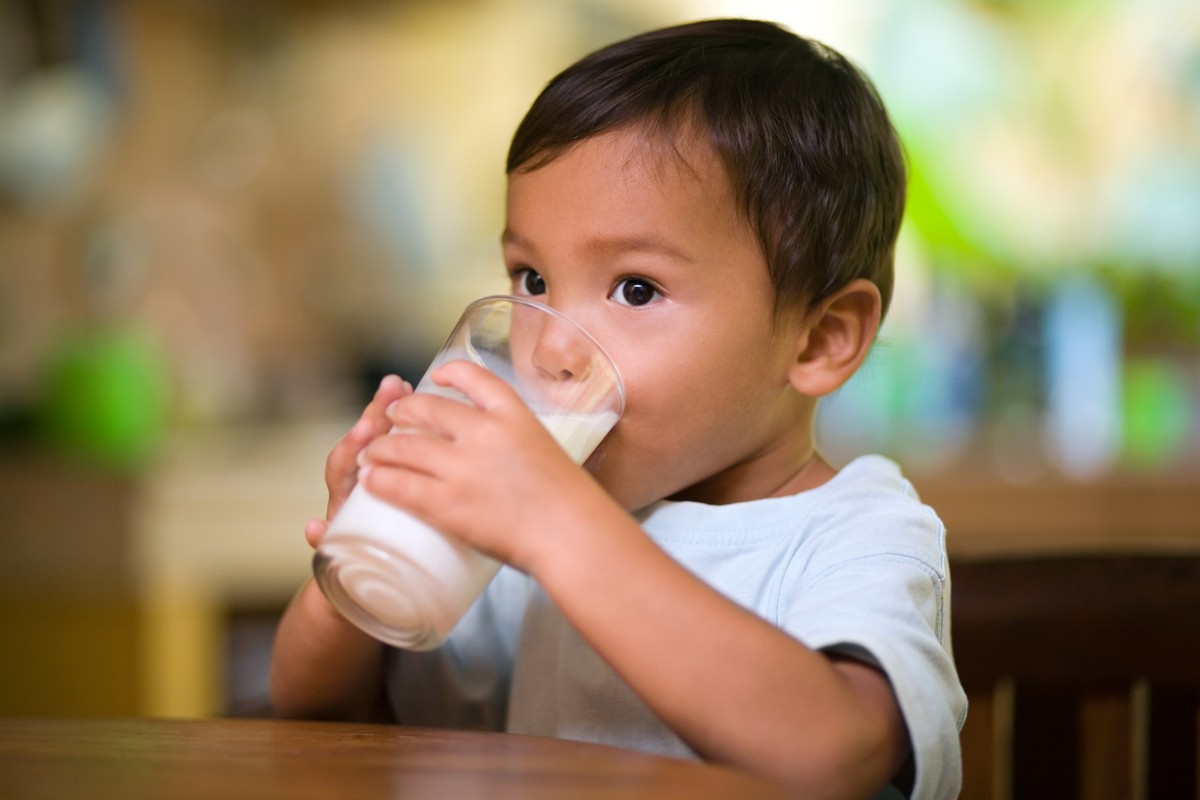 criança tomando leite