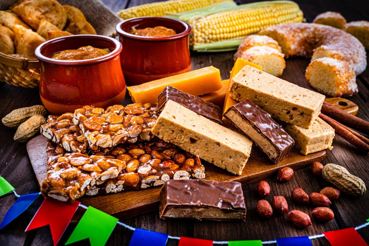 Mesa de festa junina com paçoca, pé de moleque e outros doces típicos