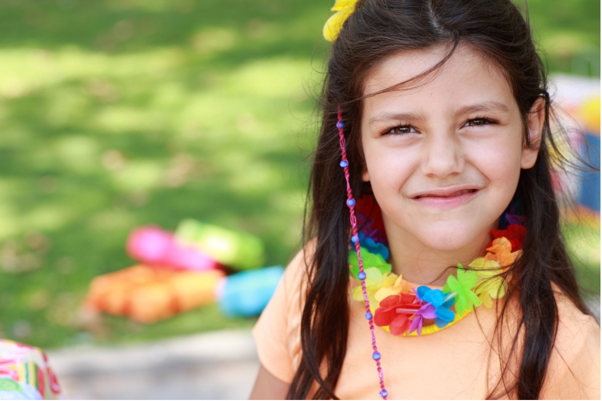 Menina com colar havaiano pronta para curtir o bloquinho de Carnaval